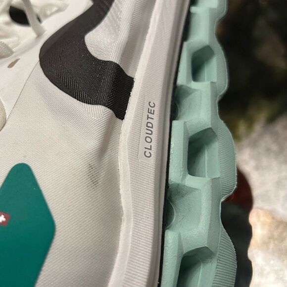 On Running Cloudbloom Echo Trainers - Picture 7 of 10